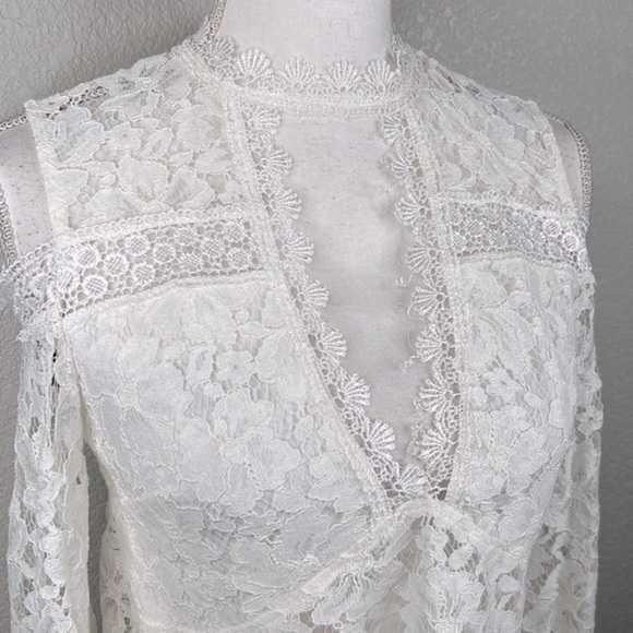 Missguided Cream Lace High Neck Cold Shoulder Crop Top Size 4 New with tags! - Picture 2 of 9